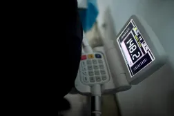 Pekin'deki bir hastanede bir çocuğun kilosunu gösteren tartı (Arşiv/AFP)