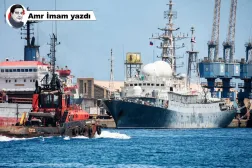 Sudan’ın Port Sudan Limanı’nda demirlemiş Rusya Donanması’nın bir gemisi, 27 Nisan 2021 (AFP)