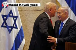 ABD Başkanı Donald Trump, Kudüs'teki İsrail parlamentosu Knesset'te İsrail Başbakanı Binyamin Netanyahu ile tokalaşırken, 13 Ekim 2025 (Reuters)