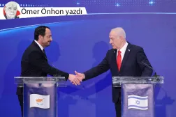 İsrail Başbakanı Binyamin Netanyahu, 22 Aralık 2025'te Kudüs'te düzenlenen üçlü toplantının ardından yapılan ortak basın toplantısında GKRY Cumhurbaşkanı Nikos Hristodulidis ve Yunanistan Başbakanı Kiriakos Miçotakis ile el sıkışıyor. (AFP)