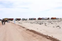 Mısır hükümeti tarafından Sina'da yürütülen kalkınma projelerinde faaliyet gösteren kamyonlar (Mısır Ulaştırma Bakanlığı)