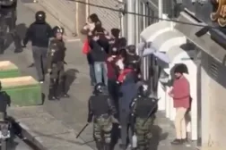 İran polisi tarafından protestocuların gözaltına alındığını gösteren bir videodan alındı