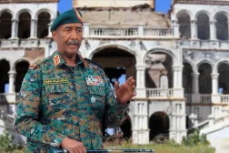 البرهان في لقطة من تسجيل مصور أمام القصر الجمهوري بالعاصمة الخرطوم (وكالة الأنباء السودانية)