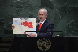 نتنياهو يرفع خريطة لإظهار ما سماه «لعنة محور الإرهاب الإيراني» خلال كلمته في الأمم المتحدة الجمعة (أ.ف.ب)