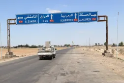 Suriye'nin kuzeydoğusundaki "özerk yönetim" bölgelerini gösteren bir trafik levhası (Şarku'l Avsat)
