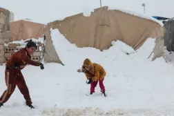 Çocuklar, Halep'in kuzeyindeki kırsal kesimde, Azez kenti yakınlarındaki bir mülteci kampında karda oynuyor (Reuters)