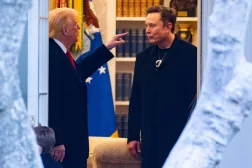 ABD Başkanı Donald Trump, Beyaz Saray'da milyarder Elon Musk ile konuşuyor. (AFP)