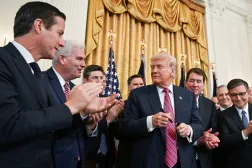 ترمب إلى جانب النائب الجمهوري عن ولاية مينيسوتا توم إيمير في البيت الأبيض يوم 18 يوليو 2025 (رويترز)