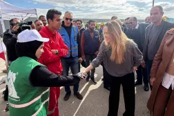 الممثلة أنجلينا جولي زارت منطقة قريبة من معبر رفح الحدودي بين مصر وقطاع غزة (رويترز)