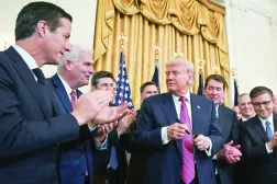 Trump, 18 Temmuz 2025'te Beyaz Saray'da Minnesota'dan Cumhuriyetçi Temsilci Tom Immer ile birlikte (Reuters)