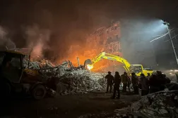 يعمل رجال الإنقاذ في موقع مبنى سكني تعرض لغارة جوية روسية (رويترز)