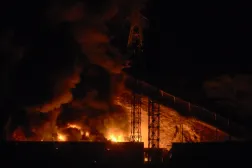 النيران تشتعل في فويرتا تيونا أكبر مجمع عسكري في فنزويلا بعد ضربات أميركية استهدفت مواقع في كاراكاس (أ.ف.ب)