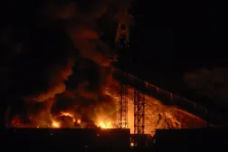 ABD'nin Karakas'taki bazı noktaları hedef alan saldırılarının ardından Venezuela'nın en büyük askeri kompleksi Fuerta Tiuna'da yangın çıktı. (AFP)