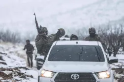 عناصر من الجيش السوري في منطقة القلمون الحدودية مع شرق لبنان خلال دورية لمكافحة التهريب (أ.ف.ب)