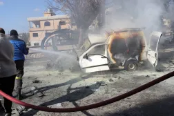 عناصر من الدفاع المدني يعملون على إخماد نيران اندلعت في سيارة استهدفتها غارة إسرائيلية في بلدة الخيام بجنوب لبنان (إ.ب.أ)