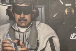 رئيس فنزويلا معصوب العينين على متن السفينة الأميركية أيو جيما (الرئيس الأميركي دونالد ترمب عبر منصة «تروث سوشيال») 