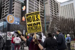 متظاهرون يتجمعون بمدينة أتلانتا الأميركية احتجاجاً على التدخل الأميركي في فنزويلا (د.ب.أ)