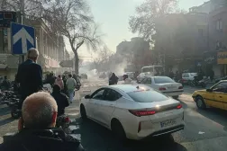 الشرطة تطلق الغاز المسيل للدموع لتفريق متظاهرين في بازار طهران الأحد (تلغرام)