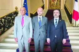 الشيباني (يمين) والمبعوث الأميركي توم برّاك يتوسطهما وزير خارجية فرنسا جان نويل بارو بباريس في يوليو الماضي (سانا)