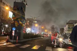 احتجاجات ليلية في حي نظام آباد شمال شرقي طهران (إكس)