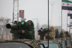 Suriye Devlet Başkanı Beşşar Esed'ın devrilmesinin birinci yıldönümünde Halep'te düzenlenen askeri geçit töreninde, tanksavar füzeleri taşıyan Suriye askerleri (Suriye Savunma Bakanlığı)