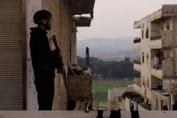 Halep'te bir güvenlik operasyonu sırasında bir Suriye polis memuru (Arşiv- Suriye İçişleri Bakanlığı)