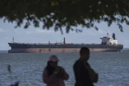 Bir petrol tankeri, Amerika'nın bu sektörü kontrol altına alacağına dair endişeler arasında Venezuela'nın Maracaibo kentindeki Maracaibo Gölü'nde seyrediyor (EPA)