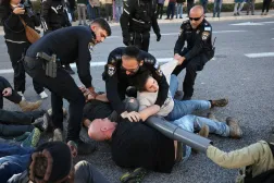 اعتقلت الشرطة الإسرائيلية متظاهرين مناهضين للحكومة قاموا بتقييد أنفسهم بالسلاسل في محاولة لإغلاق الطريق الرئيسي أمام المحكمة العليا الإسرائيلية في القدس (إ.ب.أ)