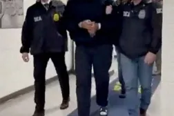 عناصر شرطة مكافحة المخدرات يصطحبون رئيس فنزويلا نيكولاس مادورو عقب نقله إلى نيويورك في 3 يناير 2026 (لقطة من فيديو - رويترز)