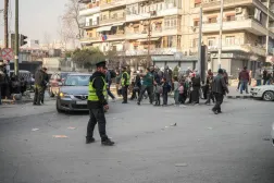 أشخاص يحملون أمتعتهم ويهربون من حلب يوم 7 يناير 2026 (إ.ب.أ)