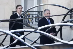 المبعوث الخاص ستيف ويتكوف وجاريد كوشنر صهر الرئيس الأميركي دونالد ترمب يصلان إلى قصر الإليزيه (إ.ب.أ)