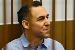 الباحث الفرنسي لوران فيناتييه المشتبه به في جمع معلومات عسكرية روسية حساسة بشكل غير قانوني داخل قاعة المحكمة قبل جلسة استماع في موسكو 14 أكتوبر 2024 (رويترز)