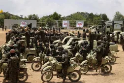 مقاتلون من «حزب الله» خلال استعراض عسكري في منطقة عرمتى بجنوب لبنان (أرشيفية - أ.ف.ب)