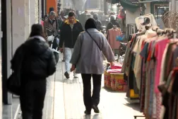 İran'ın ağır ekonomik krizle boğuştuğu bir dönemde Tahran'da bir sokaktaki İranlılar (EPA)