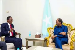 الرئيس الصومالي خلال استقبال رئيس الوزراء الأسبق عبدي فارح شيردون في أبريل الماضي (وكالة الأنباء الصومالية)
