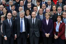 صورة جماعية للوزير بارو وكبار المسؤولين في وزارة الخارجية وبدا في الصورة بعض السفراء - 9 يناير (إ.ب.أ)