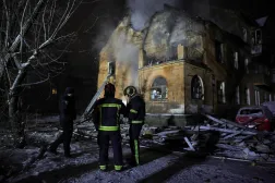 إطفائيان في محيط مبنى أصيب بالضربات الجوية الروسية على كييف (رويترز)