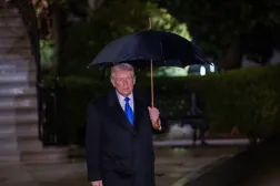 ترمب يتحدث إلى الصحافيين لدى مغادرته البيت الأبيض (د.ب.أ)