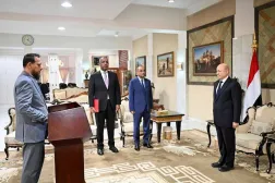 Aden Valisi ve yeni Devlet Bakanı Abdurrahman Şeyh, Alimi'nin huzurunda yemin etti (SABA)