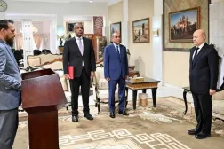 Minister of State and Governor of Aden Abdulrahman Sheikh al-Yafei takes the constitutional oath on Saturday before the Chairman of the Presidential Leadership Council, Rashad al-Alimi. Saba