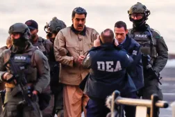 الرئيس الفنزويلي المحتجز في الولايات المتحدة نيكولاس مادورو لدى نقله إلى المحكمة في نيويورك الأسبوع الماضي (رويترز)