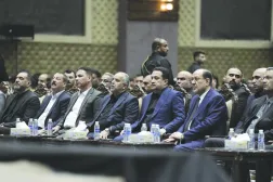 رئيس الوزراء العراقي محمد شياع السوداني بجانب نوري المالكي خلال مناسبة دينية سابقة في بغداد (أرشيفية - إعلام حكومي)