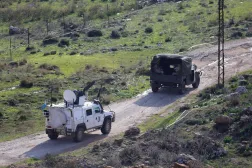 جنود حفظ السلام التابعون لقوة الأمم المتحدة المؤقتة في لبنان (اليونيفيل) بدوريات في مركبات برفقة جنود لبنانيين في منطقة بويضة بمحافظة مرجعيون، قرب الحدود مع إسرائيل في جنوب لبنان (أ.ف.ب)