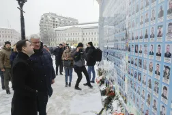 وزيرا الخارجية التشيكي (يسار) والأوكراني يكرّمان ذكرى الجنود الأوكرانيين في كييف يوم 9 يناير (إ.ب.أ)