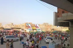 حشود من أبناء المكلا في وقفة شكر للمملكة العربية السعودية على دعمهم في الأحداث الأخيرة (الشرق الأوسط)