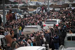 Halep’in kuzeyinden SDG savaşçılarını taşıyan araçların etrafında toplandı (AFP)