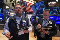 متداولون يعملون في بورصة نيويورك (أ.ب)