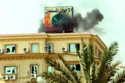 مقر «الإخوان» محترقاً في القاهرة صيف 2013 (غيتي)