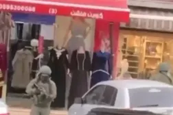 لصوص يتنكرون في زي جنود أثناء عملية سرقة محل مجوهرات في الظاهرية جنوب الضفة (مواقع تواصل)