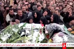 إيرانيون يشيعون أحد قتلاهم في أصفهان (التفزيون الإيراني)